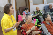 服務人員為長者獻唱時代金曲