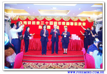 會長聯同兩位法師上台向來賓祝酒。