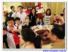 心齋仝人向每席來賓敬酒的熱鬧情況。