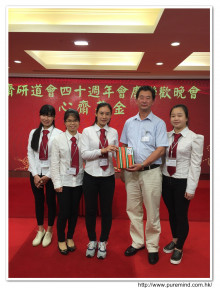 萬眾期待的抽獎環節開始，各幸運兒歡天喜地上台領取獎品。