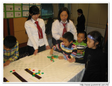 小朋友玩兒童遊戲時。