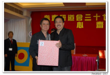 萬眾期待的抽獎環節開始，各幸運兒歡天喜地上台領取獎品。