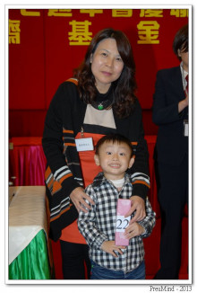 萬眾期待的抽獎環節開始，各幸運兒歡天喜地上台領取獎品。