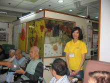 長者玩傳遞汽球遊戲。