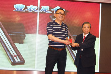 成功投得聖品者逐一上台接受聖品。