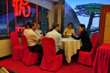 會長與眾貴賓談道。