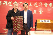 萬眾期待的抽獎環節開始，各幸運兒歡天喜地上台領取獎品。