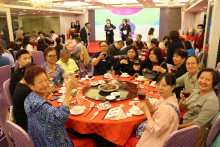 心齋仝人向來賓敬酒的熱鬧情況