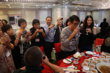 心齋仝人向每席來賓敬酒的熱鬧情況