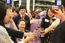 心齋仝人向來賓敬酒的熱鬧情況