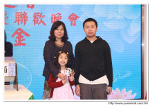 幸運兒歡天喜地上台領取獎品時攝。