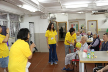 長者玩傳遞汽球遊戲時攝。