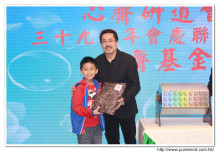 幸運兒歡天喜地上台領取獎品時攝。