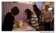 來賓簽名留念。