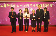 致送紀念品給支持心齋之熱心人士