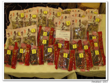 安記海味有限公司送來名貴金牌厚花菇及鮮肉腸加鴨潤腸各43包作獎品。