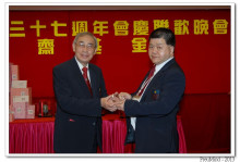 心齋研道會李一覺會長致送長期服務紀念品予服務人員。