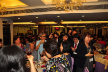 心齋仝人向來賓敬酒的熱鬧情況。