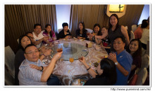 心齋仝人向每席來賓敬酒的熱鬧情況。