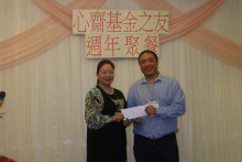 抽獎環節開始，由各嘉賓主持抽獎，各幸運兒歡天喜地領取獎品