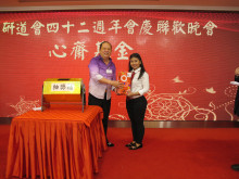 萬眾期待的抽獎環節開始，各幸運兒歡天喜地上台領取獎品。