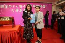 萬眾期待的抽獎環節開始，各幸運兒歡天喜地上台領取獎品