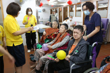 長者玩傳遞汽球遊戲時攝