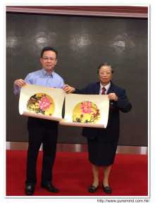 成功投得聖品者逐一上台接受聖品。