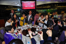 心齋仝人向來賓敬酒的熱鬧情況。