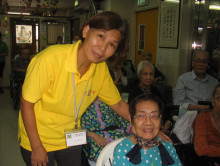 服務人員與長者合照。