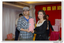 萬眾期待的抽獎環節開始，各幸運兒歡天喜地上台領取獎品。