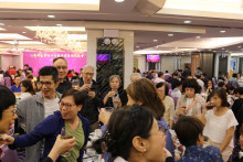 心齋仝人向來賓敬酒的熱鬧情況