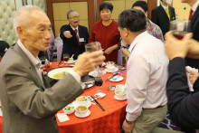 心齋仝人向來賓敬酒的熱鬧情況