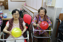 長者玩傳遞汽球遊戲時攝。