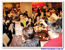 心齋仝人向每席來賓敬酒的熱鬧情況。