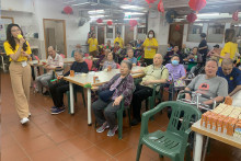 服務人員為長者獻唱時代金曲