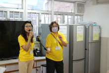 服務人員為長者獻唱時代金曲