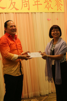 抽獎環節開始，由各嘉賓主持抽獎，各幸運兒歡天喜地領取獎品。