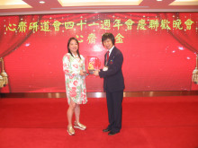 成功投得聖品者逐一上台接受聖品。