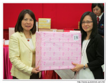 抽獎時間到了，來賓上台領獎時攝。