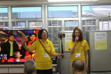 服務人員為長者獻唱時代金曲