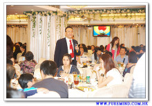 司儀逐一介紹聖品並宣佈競投開始，來賓熱烈競價。