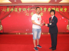 成功投得聖品者逐一上台接受聖品。