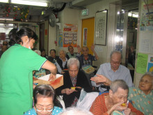 長者吃蛋糕吃得津津有味。