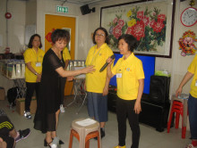 服務人員為長者示範健體操。