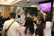 心齋仝人向來賓敬酒的熱鬧情況