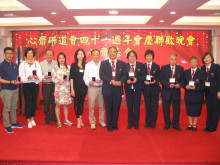 致送紀念品給支持心齋之熱心人士。