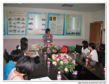 本基金總幹事梅孝容向受資助學生講解申請助學須知及守則時攝。