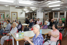 服務人員為長者獻唱粵曲及時代金曲。