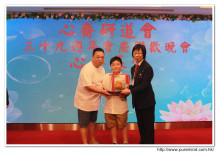 投得聖品之熱心人士上台接受聖品時攝。